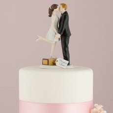 画像1: ウエディングケーキトッパー／トランクに乗ってキスする花嫁 (1)
