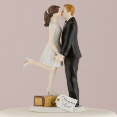 画像2: ウエディングケーキトッパー／トランクに乗ってキスする花嫁 (2)