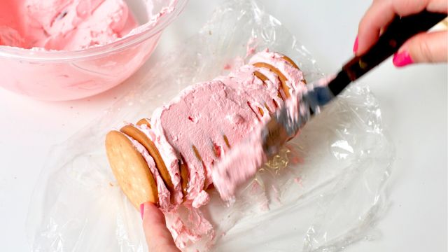 黒柳徹子ケーキの周りにクリームを塗る
