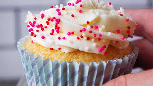 ノンパレルは小さな小さな丸い粒のスプリンクル カップケーキやアイシングクッキーのデコレーションに